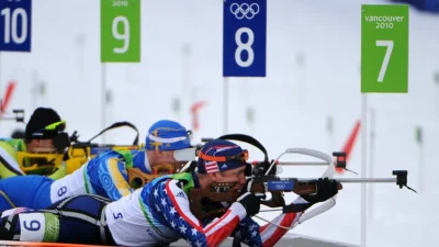 Biatlon, kış sporlarının benzersiz bir türüdür; kayak yarışlarını ve tüfekle