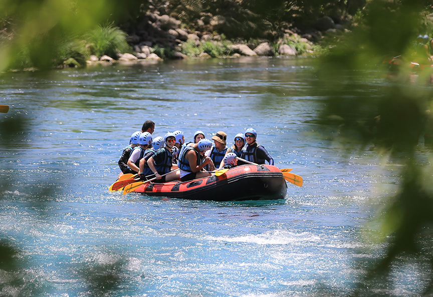 Antalya’nın Manavgat ilçesinde Köprülü Kanyon Milli Parkı’ndaki Köprüçay’a gelen yerli