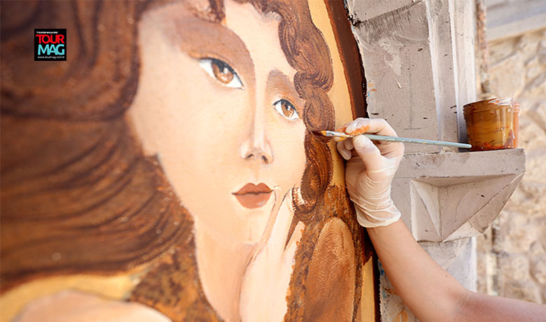 Nevşehir’in Göreme beldesinde yaşayan ressam Hatice Abalı, Kapadokya’daki butik otellerin