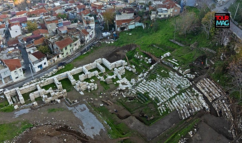 Smyrna Antik Kenti’nin 20 bin seyirci kapasiteli antik tiyatrosu, tamamı