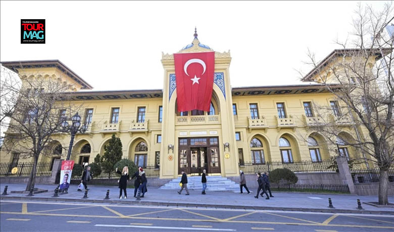 Saraylar, geçmişin izlerini günümüze taşırken en merak edilen mekanlar olarak