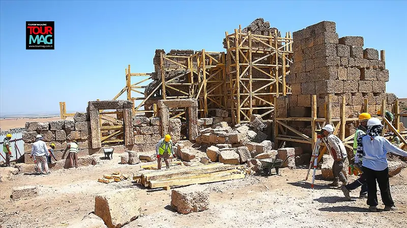 Roma İmparatorluğu döneminde “askeri yerleşim” olarak kullanılan, arkeolojik kazıların sürdüğü,