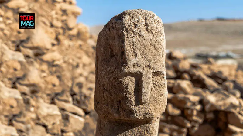 Karahantepe'de insan yüzlü T biçimli dikilitaş bulundu Tourmag tourmag-karahantepede-insan-yuzlu-t-bicimli-dikilitas-bulundu