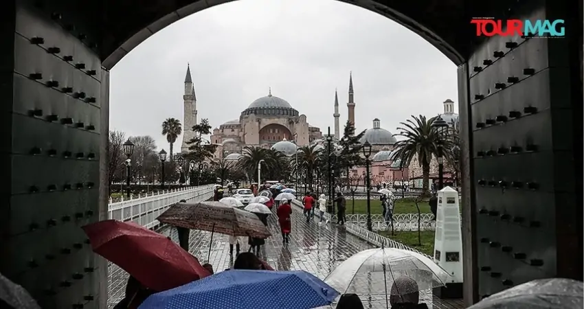Türkiye’nin turizm gelirinin yıl sonu itibarıyla 64 milyar dolara, Türkiye’ye