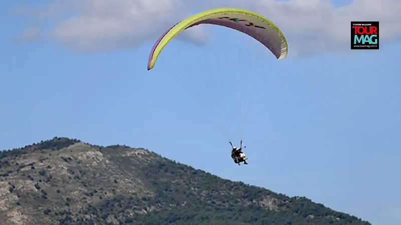 Muğla’nın Fethiye ilçesinde yapılan yamaç paraşütü uçuşlarında, Çinli turistlere yönelik