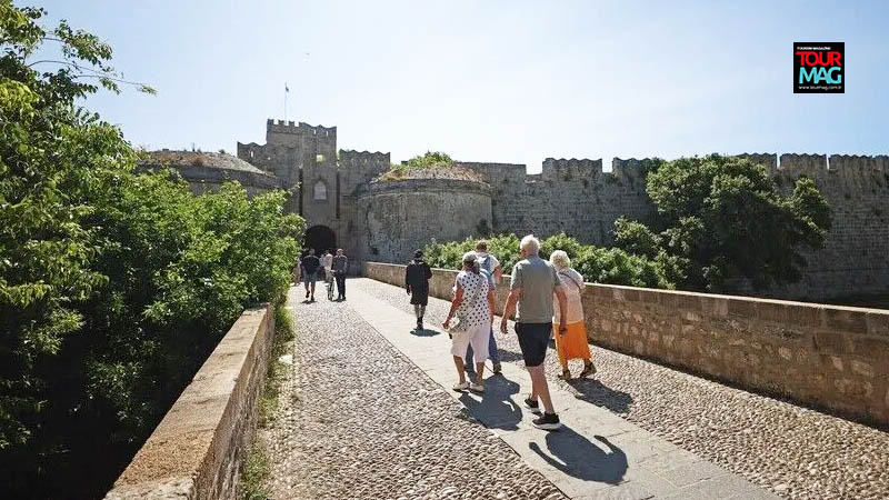 Yunanistan’ın önemli turizm merkezlerinden Rodos Adası’nda, temmuzdan bu yana yüzlerce