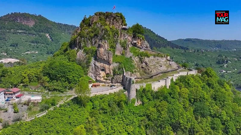 Karadeniz’in önemli tarihi yapıları arasında yer alan Ünye Kalesi, tarihi